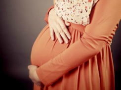 Очень беременная стройная девушка «облегчала» кошельки и карманы ростовчан на автобусной остановке