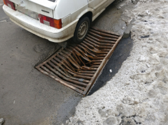Страшную ловушку для автомобилистов и прохожих подготовил коварный Пеннивайз в центре Ростова