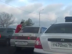 Неадекватный и негламурный водитель в Ростове попал на видео