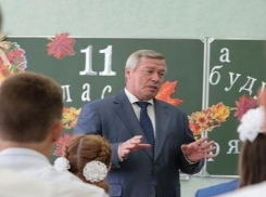 Будущий губернатор Дона не был отличником, но любил собирать макулатуру и металлолом