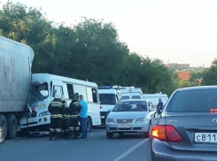 Бешеная гонка двух водителей маршруток в Ростове закончилась для пассажиров травмами и переломами