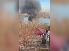 В Железнодорожном районе Ростова загорелся частный дом