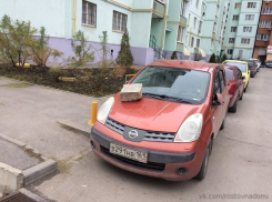 Глыбу камня положили на «Ниссан» в Ростове, наказав водителя за парковку 