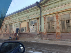 В центре Ростова рабочие снесли декор с фасада исторического здания
