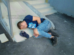 Свернувшийся калачиком на ступеньках подъезда «последний алко-герой» рассмешил ростовчан