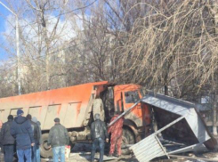 КамАЗ после ДТП с джипом разгромил остановку в Ростове-на-Дону