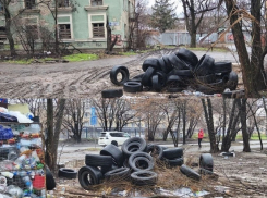 Груды покрышек раскидали по мусорной площадке в Ростове
