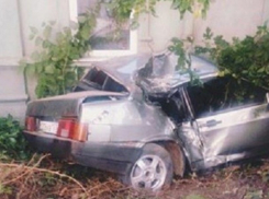 В Таганроге водитель «девяносто девятой» протаранил стену