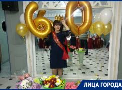 «Крутая бабушка»: как пенсионерка из Ростовской области покорила Tik-Tok рок-каверами на электрогитаре