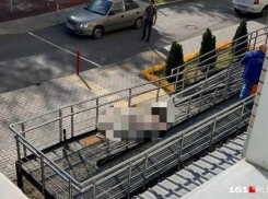 В Ростове на Западном мужчина разбился насмерть, выпав из окна многоэтажки 