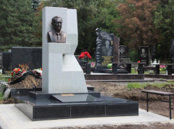 Бывшему директору «Ростсельмаша» Юрию Пескову установили памятник на Северном кладбище 
