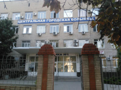 В Батайске мужчина выпал из окна ЦГБ и погиб