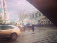 Юный «сотрудник ДПС» развлекает ростовчан своими танцами