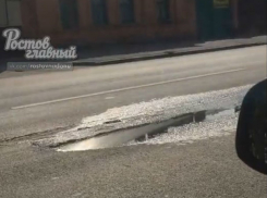 «Адский провал» посреди дороги разрастается с молчаливого согласия ростовских чиновников