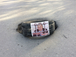 Позорное наказание мэру Медведеву устроили возмущенные состоянием дорог жители Шахт