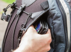Наглый гость украл рюкзак с деньгами у хозяина дома в Ростовской области