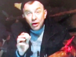 Сидя в курятнике с яйцом, депутат-единоросс из Ростовской области пригрозил на видео: «петух проклюет вам мозги»