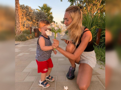 Сексуальная Виктория Лопырева призвала дарить женщинам цветы