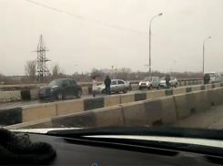 Массовая авария в центре Ростова заблокировала мост и попала на видео