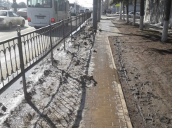 Житель Ростова взбунтовался из-за засыпанного грязным снегом тротуара 