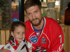 Капитан «Ростова» встретился с девочкой, пострадавшей от брошенной им шайбы