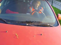 Дерзкая автолюбительница ехала на красной иномарке по тротуару в Таганроге и попала на видео