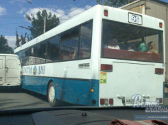 Пассажиры автобуса в Ростове оказались заблокированы из-за ДТП