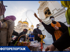 Свечи, куличи и поздравление губернатора: в храмах Ростова прошли пасхальные богослужения