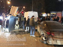 В Ростове в ДТП иномарка опрокинулась на бок от страшного удара
