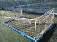 Футбольные ворота упали на семиклассника около гимназии в Ростове