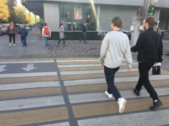 Иномарка сбила 17-летнего парня на пешеходном переходе в Ростовской области