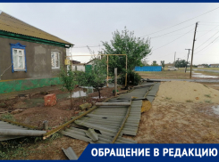 Ураган вырвал деревья с корнем и повалил заборы в Ростовской области