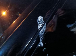 После ремонта на Веры Пановой жильцы оттирают монтажную пену с машин