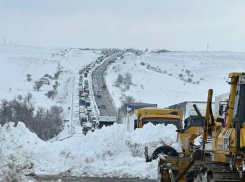 Минтранс Ростовской области назвал виновными в пробке на М-4 водителей на летней резине