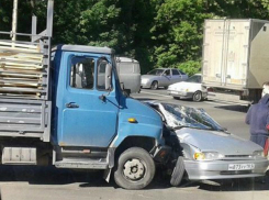 Водитель легковушки чудом остался жив после жесткого тарана груженым ЗИЛом на перекрестке Ростова