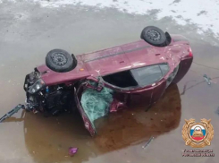 Водитель погиб после опрокидывания автомобиля в реку в Ростовской области  