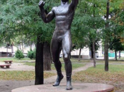 Снести установленный при жизни памятник депутату Вартересу Самургашеву требует активист из Ростова