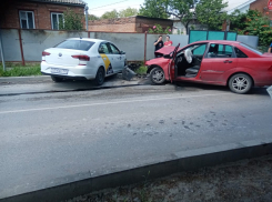 В Таганроге иномарка вылетела на встречку и столкнулась с другим автомобилем