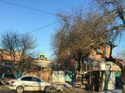 Перевернувшаяся после ДТП «Газель» перекрыла дорогу на улице Крупской в Ростове