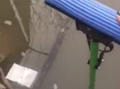 Школьник в Ростове провалился в котлован с водой на глазах у матери