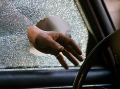 Молодой рецидивист разбил окно припаркованного в Таганроге автомобиля и совершил преступление