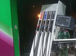 Забывший вытащить «свой шланг» автолюбитель устроил переполох на заправке Ростова