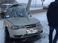 Несшегося на бешеной скорости по трассе автолюбителя остановил бетонный столб под Ростовом