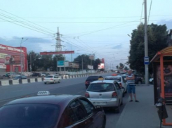 На остановках общественного транспорта в Ростове паркуются таксисты