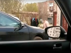 Две «веселые» девочки на глазах у матери исписали матами «неудобную» машину на парковке под Ростовом