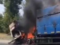 Воспламенившийся на трассе КамАЗ сгорел вместе с полем в Ростовской области