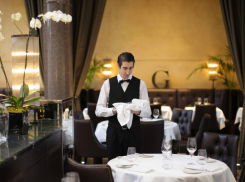 Спасительный справочник для прогуливавших английский официантов придумали в Ростове