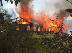 Тело мужчины было обнаружено во время тушения пожара в бесхозном бараке в Ростовской области