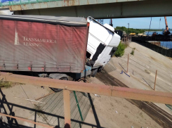 В Ростовской области фура вылетела с моста и едва не упала в реку