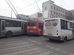 Потерявший рога троллейбус устроил «пробочный ад» на Ворошиловском проспекте в Ростове